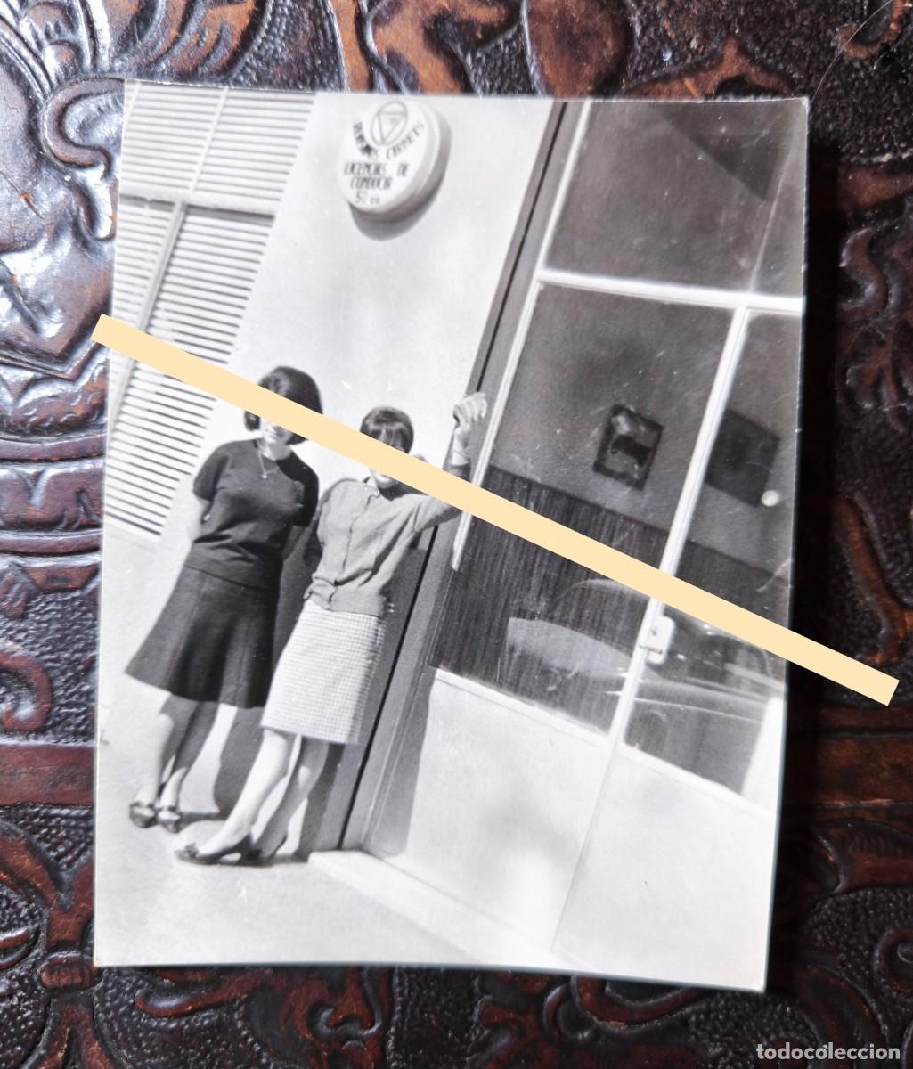 Fotograf&iacute;a antigua: Antigua fotograf&iacute;a. Chicas junto a un establecimiento de licencias de conducir. A&ntilde;os 60