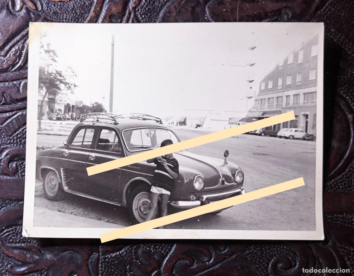 Fotograf&iacute;a antigua: Antigua fotograf&iacute;a. Ni&ntilde;o junto a un coche Renault Dauphine, a&ntilde;os 60.