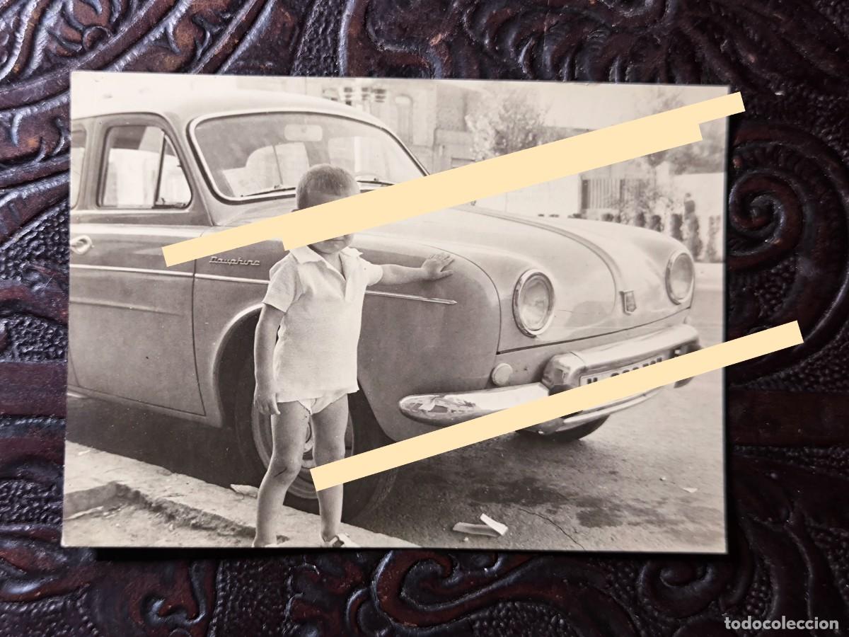 Fotograf&iacute;a antigua: Antigua fotograf&iacute;a. Ni&ntilde;o junto a un coche Renault Dauphine, a&ntilde;os 60.