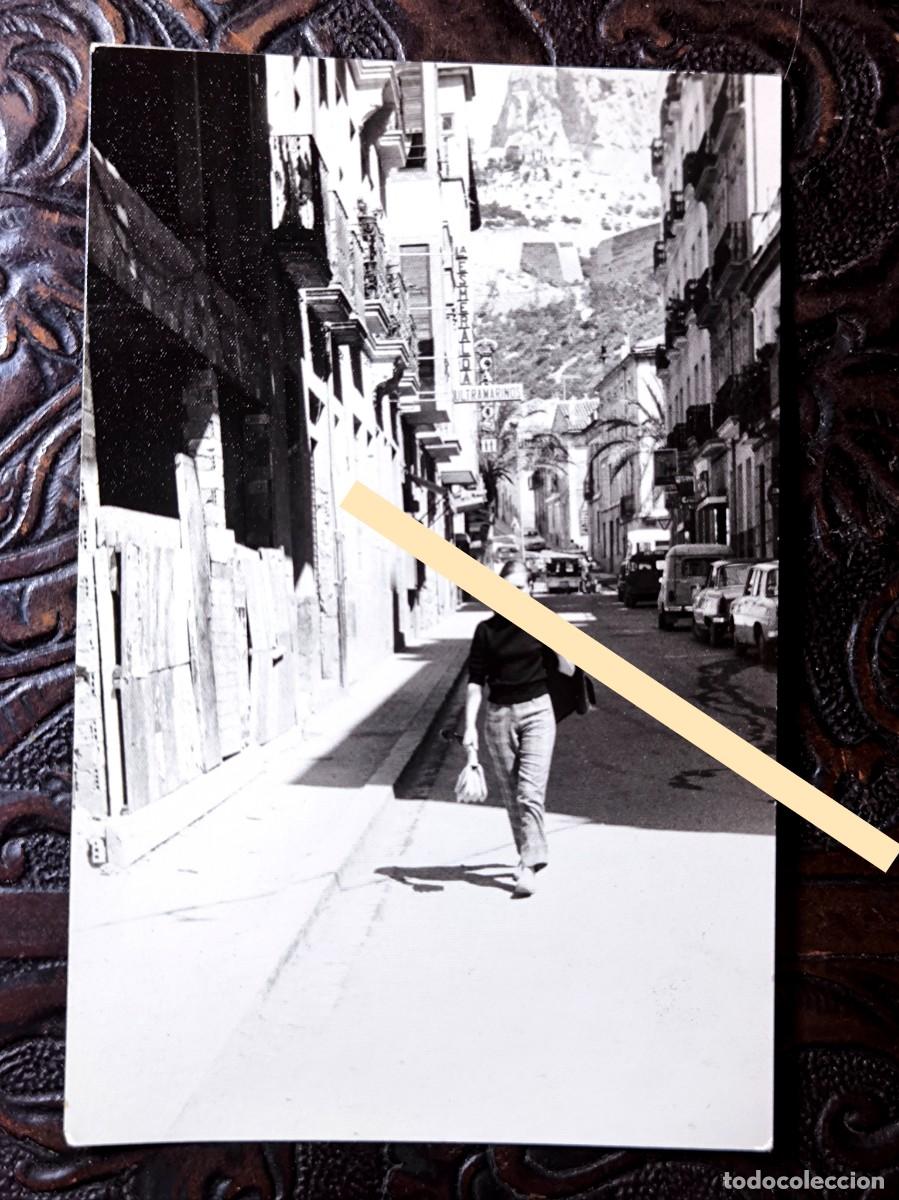 Fotograf&iacute;a antigua: Antigua fotograf&iacute;a. Calle de Alicante con peat&oacute;n, comercios y coches. A&ntilde;os 60.