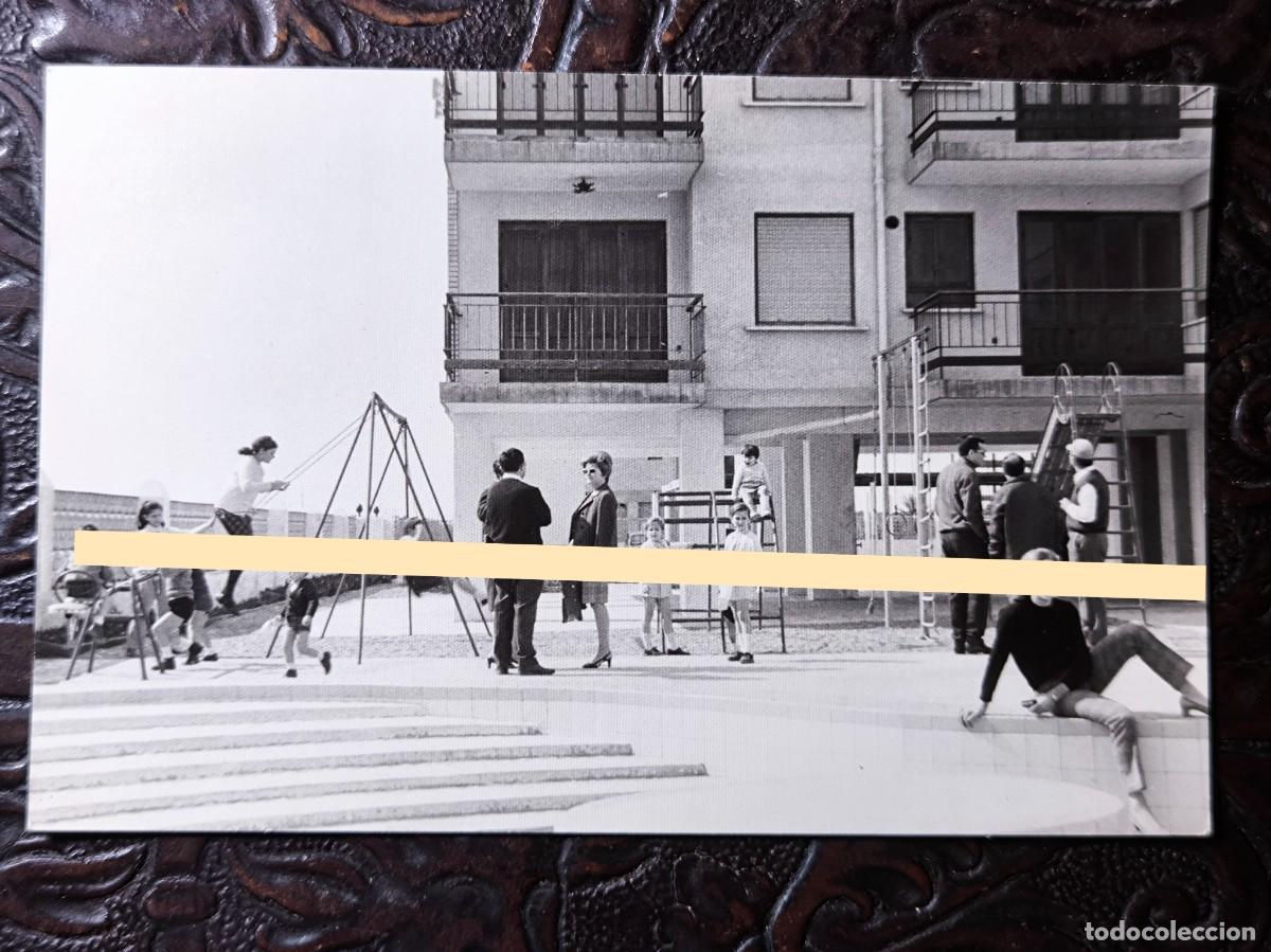 Fotograf&iacute;a antigua: Antigua fotograf&iacute;a. Escena cotidiana en El Perell&oacute;, Valencia, con vecinos y ni&ntilde;os. A&ntilde;os 60.