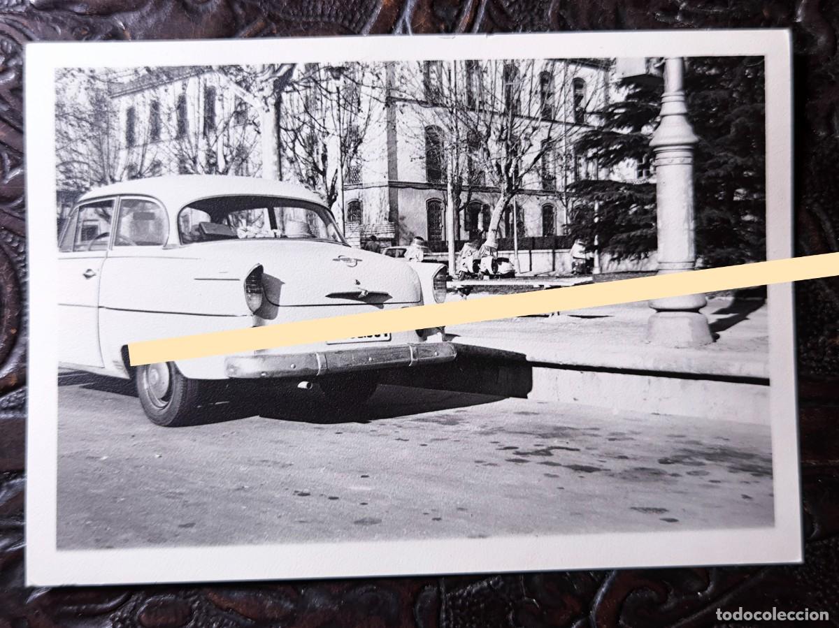 Fotograf&iacute;a antigua: Antigua fotograf&iacute;a. Autom&oacute;vil cl&aacute;sico junto a una plaza. A&ntilde;os 60.