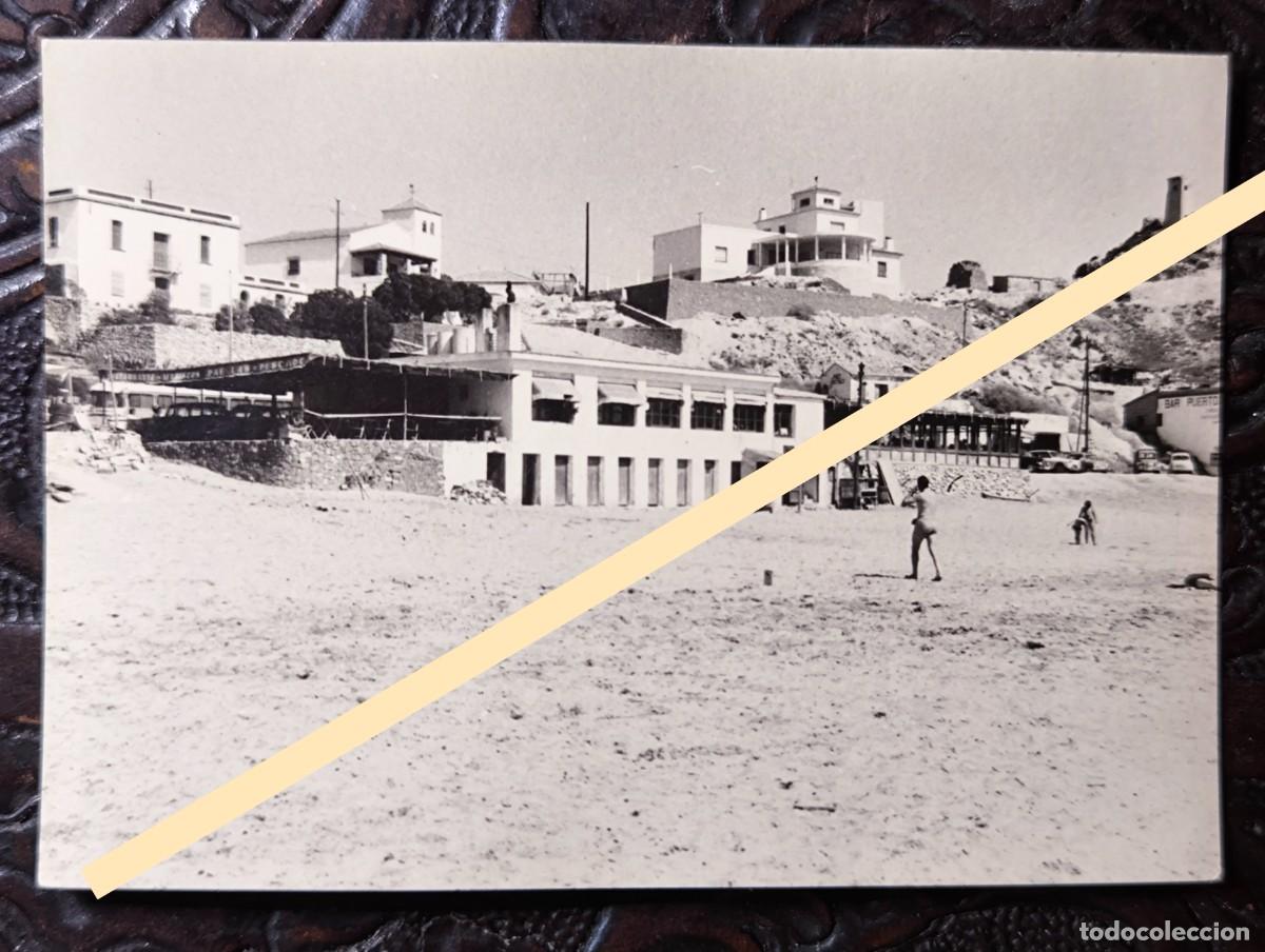 Fotograf&iacute;a antigua: Antigua fotograf&iacute;a. Playa de Benidorm. Alicante, con chiringuito, Bar Puerto. A&ntilde;os 60