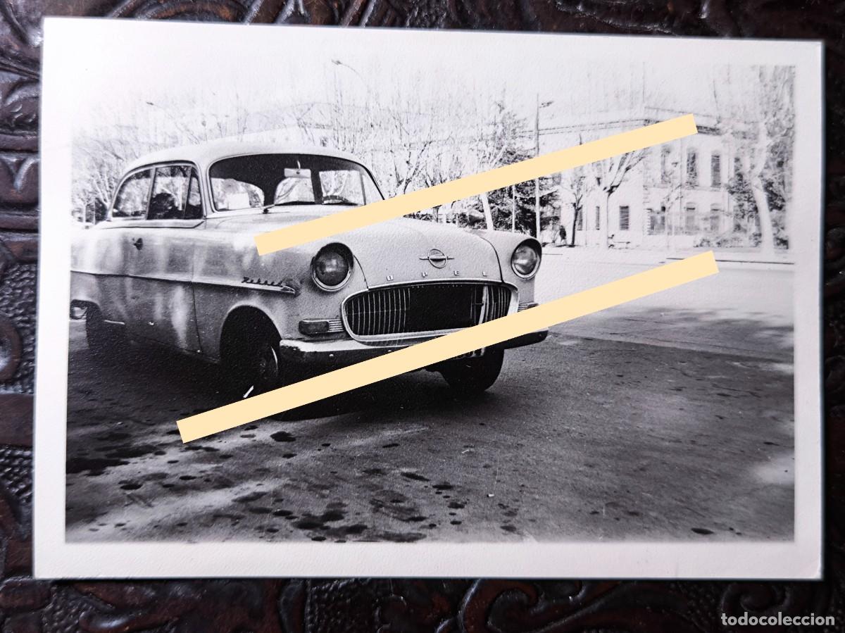 Fotograf&iacute;a antigua: Antigua fotograf&iacute;a. Coche Opel Rekord. A&ntilde;os 60.