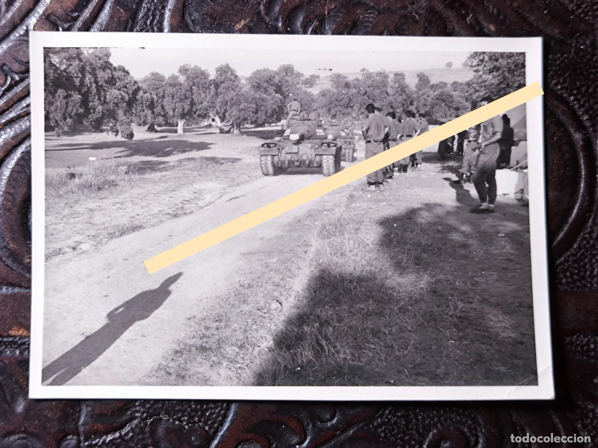 Fotograf&iacute;a antigua: Antigua fotograf&iacute;a. Carros de combate y soldados durante maniobras militares. A&ntilde;os 60.