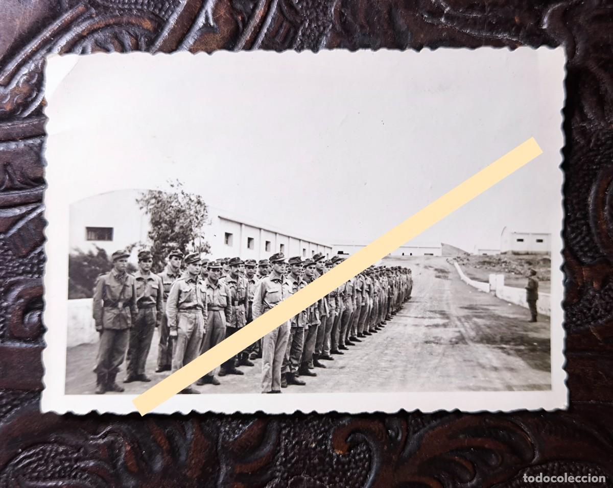 Fotograf&iacute;a antigua: Antigua fotograf&iacute;a Tropas espa&ntilde;olas formadas Cuartel de La Isleta Las Palmas de Gran Canaria A&ntilde;os 50