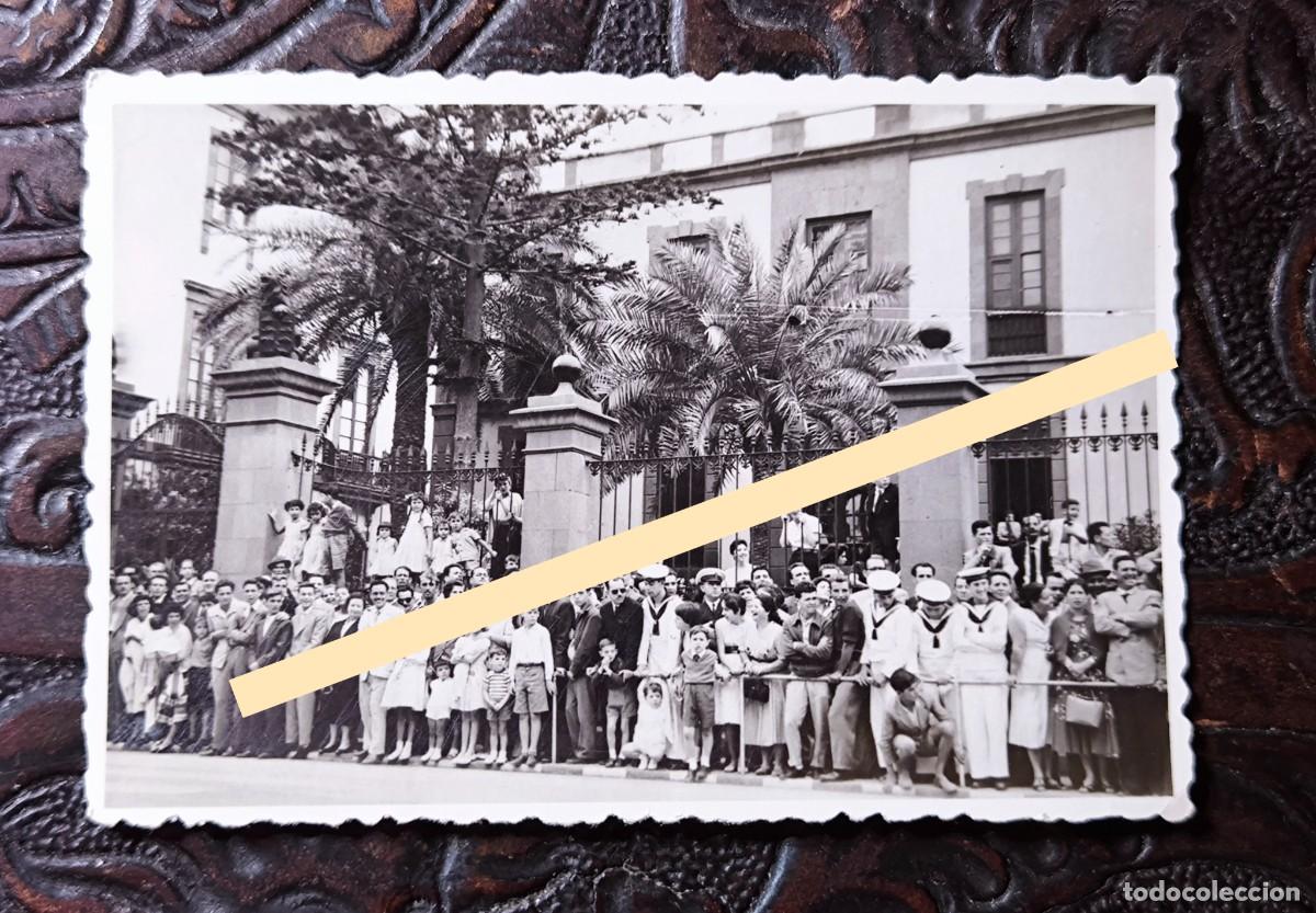 Fotograf&iacute;a antigua: Antigua fotograf&iacute;a. P&uacute;blico presenciando un desfile en Las Palmas de Gran Canaria. A&ntilde;os 50.