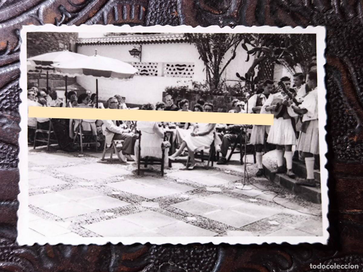 Fotograf&iacute;a antigua: Antigua fotograf&iacute;a. Rondalla Canaria en el Parador Santa Catalina, Las Palmas de Gran Canaria. 1958