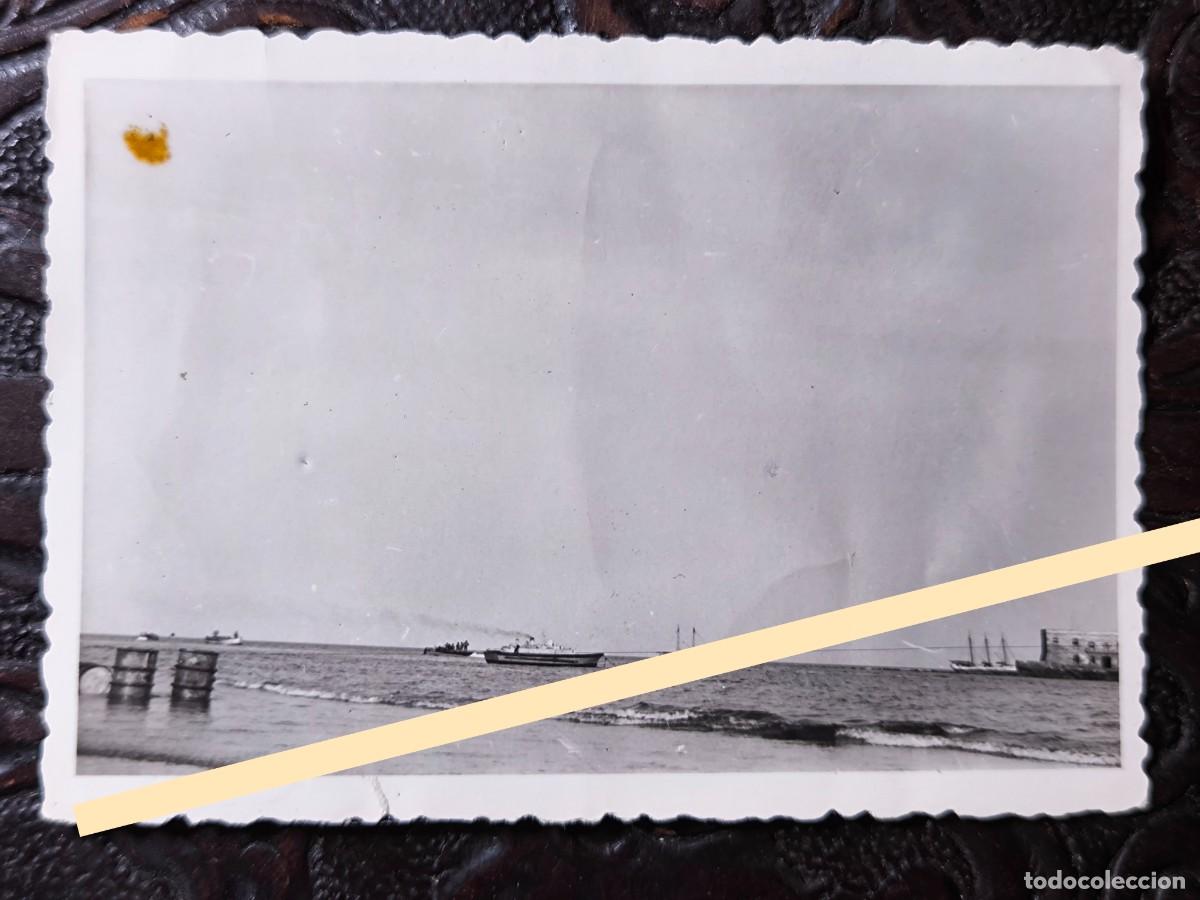 Fotograf&iacute;a antigua: Antigua fotograf&iacute;a. Barcos de guerra Villa Bens esperando embarque fuerzas espa&ntilde;olas. A&ntilde;os 50
