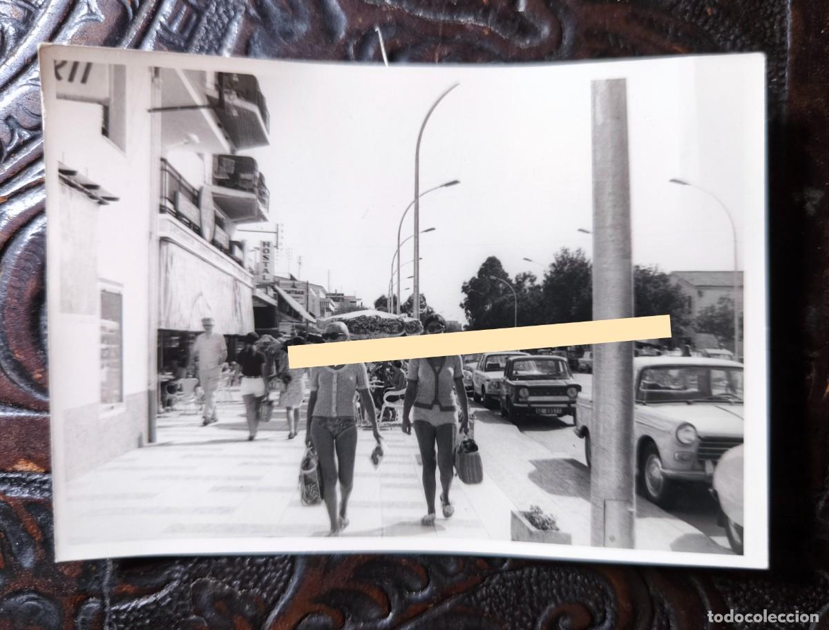 Fotograf&iacute;a antigua: Antigua fotograf&iacute;a. Ambiente tur&iacute;stico y paseo comercial en Platja d&rsquo;Aro, Girona. A&ntilde;os 60.