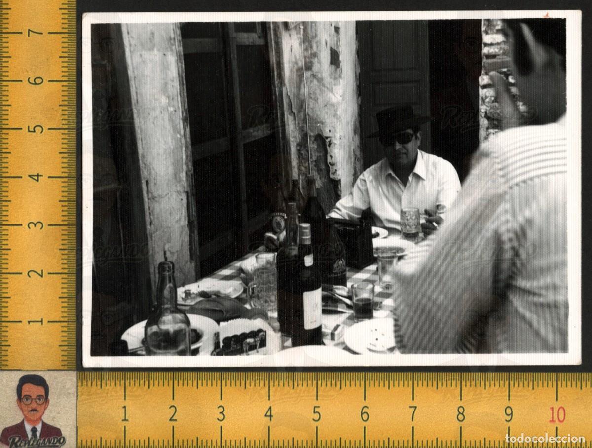 Fotograf&iacute;a antigua: HOMBRE SOMBRERO CORDOB&Eacute;S - BOTELLAS CERVEZA CRUZCAMPO MESA COMIDA - FOTO ANTIGUA ANDALUC&Iacute;A A&Ntilde;OS 60