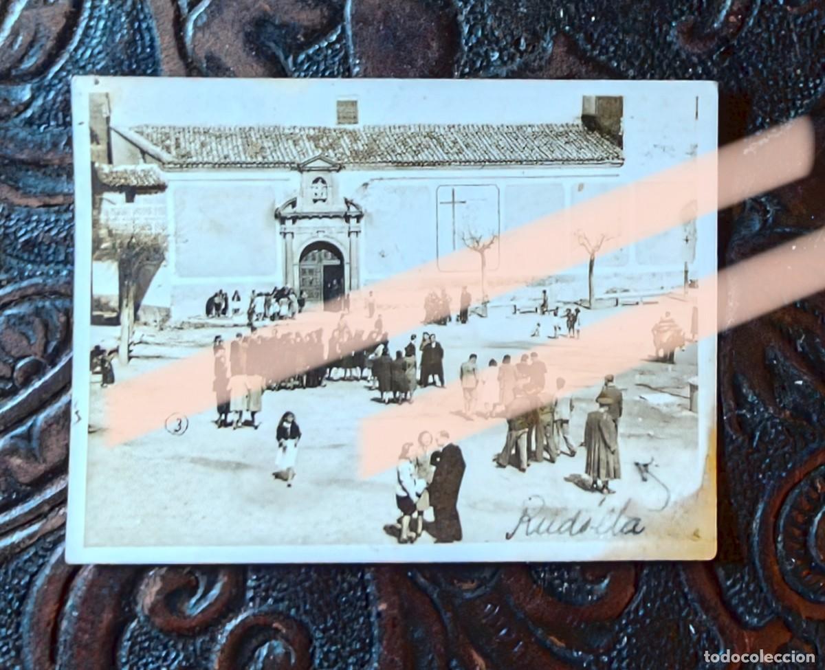 Fotograf&iacute;a antigua: Antigua fotograf&iacute;a. El puente del arzobispo. Toledo. Vecinos ante la iglesia. A&ntilde;os 30/40