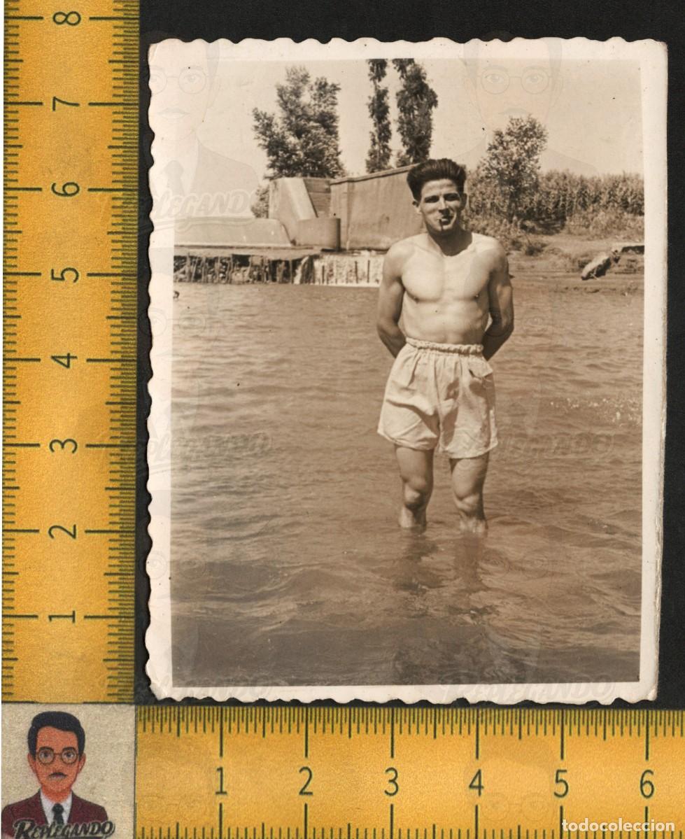 Fotograf&iacute;a antigua: CHICO JOVEN GUAPO POSA EN BA&Ntilde;ADOR - TORSO DESNUDO R&Iacute;O CAMPO VERANO - FOTOGRAF&Iacute;A ANTIGUA A&Ntilde;OS 40