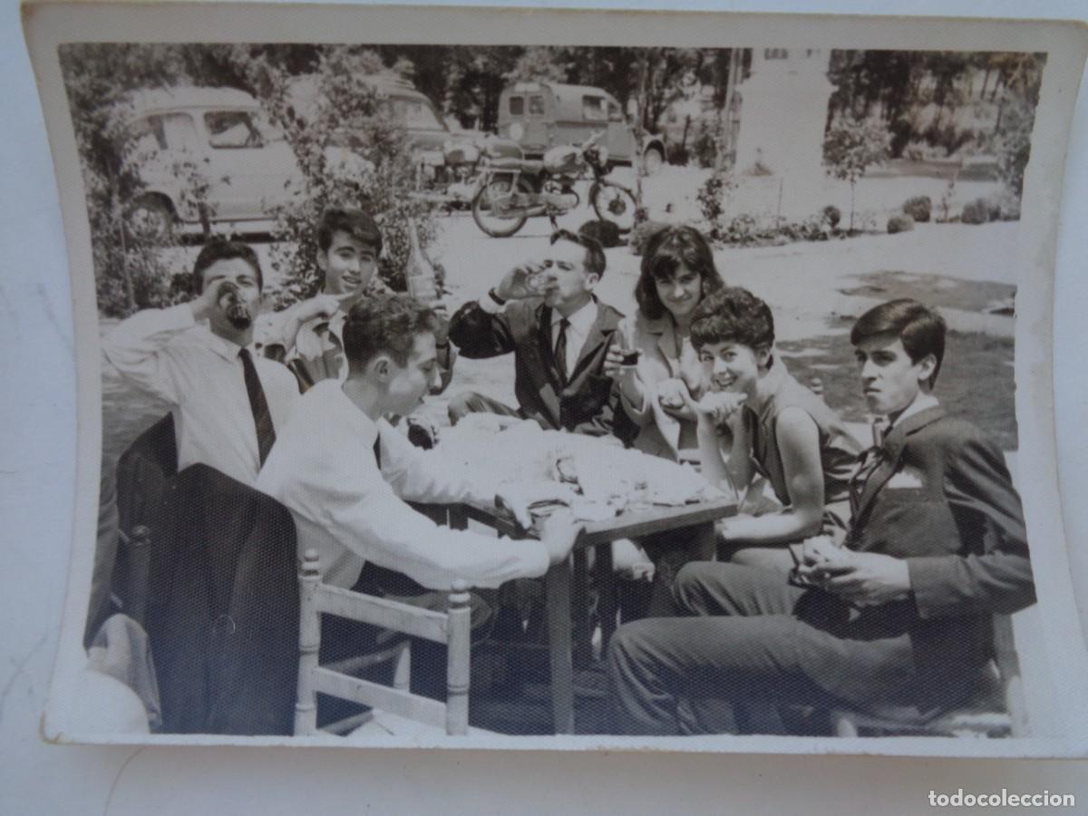 Fotograf&iacute;a antigua: FOTO DE JOVENES ALEGRES, DETRAS VEHICULOS DE EPOCA: SEAT 600 , MOTO , CITROEN AKS , ETC