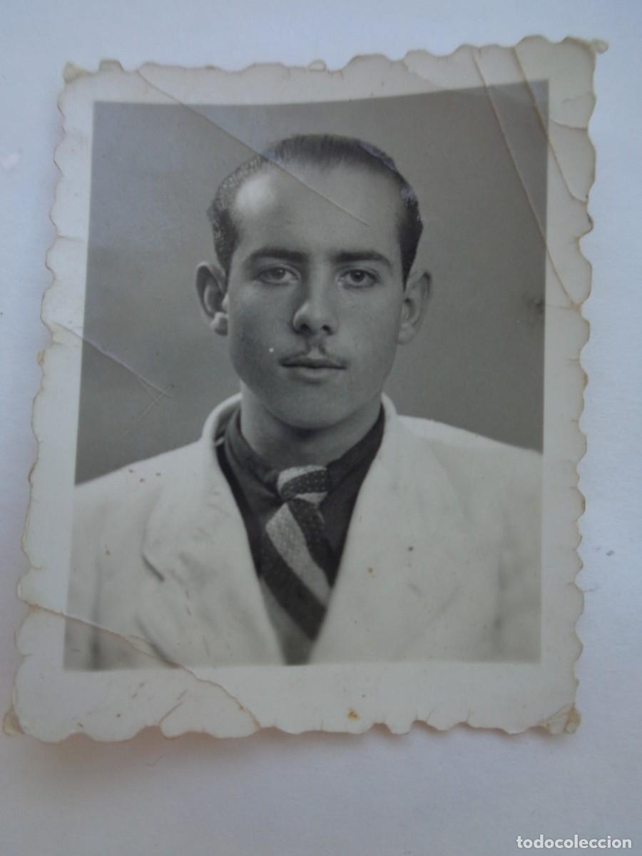 Photographie ancienne: FOTO DE CARNET DE JOVEN CON BIGOTITO Y CORBATA MULTICOLOR . DE ARJONA , A&Ntilde;OS 40