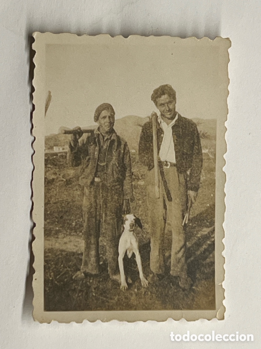 Fotograf&iacute;a antigua: J&Aacute;TIVA ? La Espa&ntilde;a rural de Postguerra.. J&oacute;venes con Azada y Perro (h.1945?) Med&iacute;das: 4,5 x 7