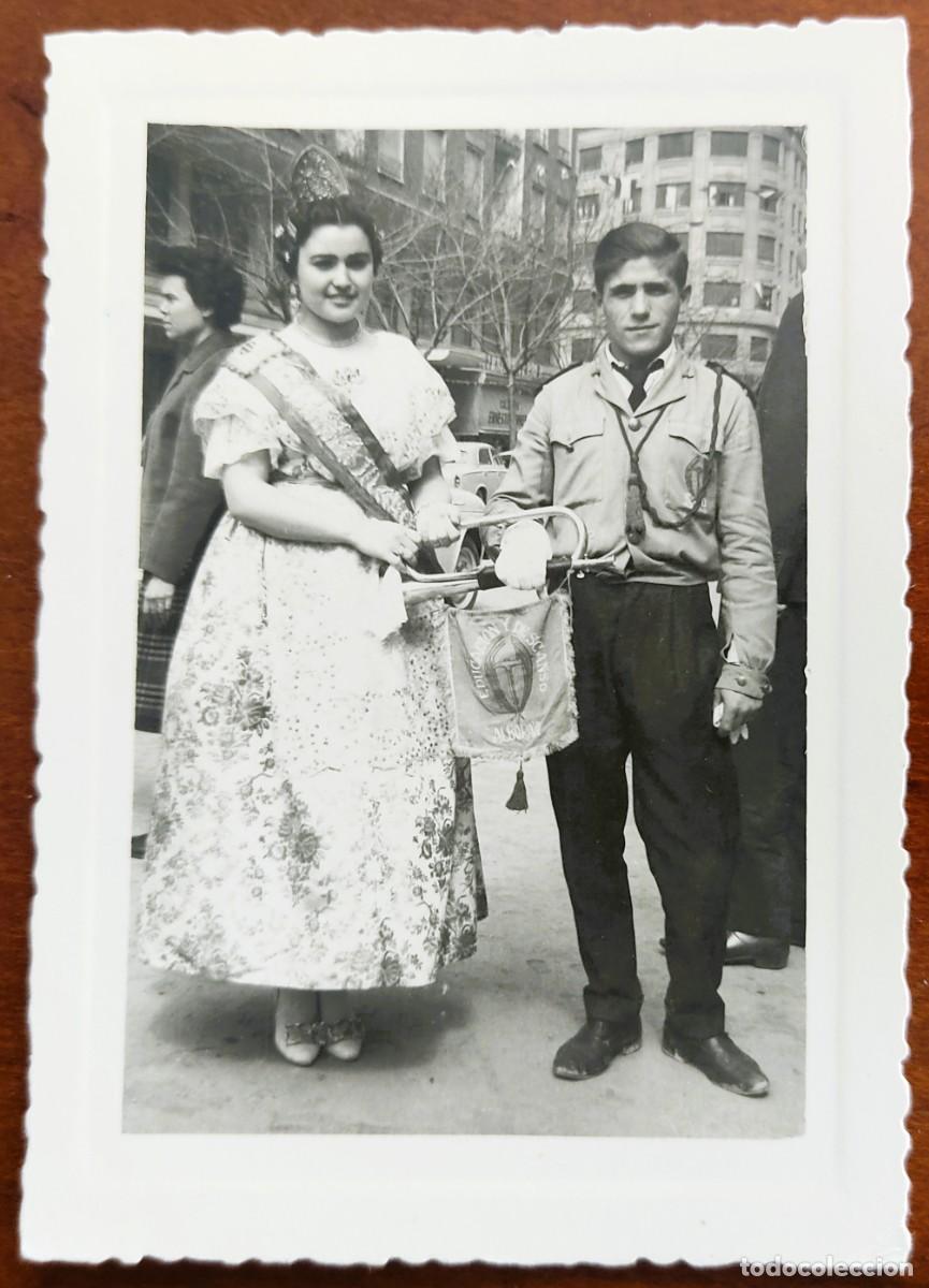 Fotograf&iacute;a antigua: FOTOGRAF&Iacute;A DE UNA JOVEN FALLERA CON UN CORNETA A&Ntilde;O 1959 - FOT&Oacute;GRAFO C. SEVILLANO, VALENCIA