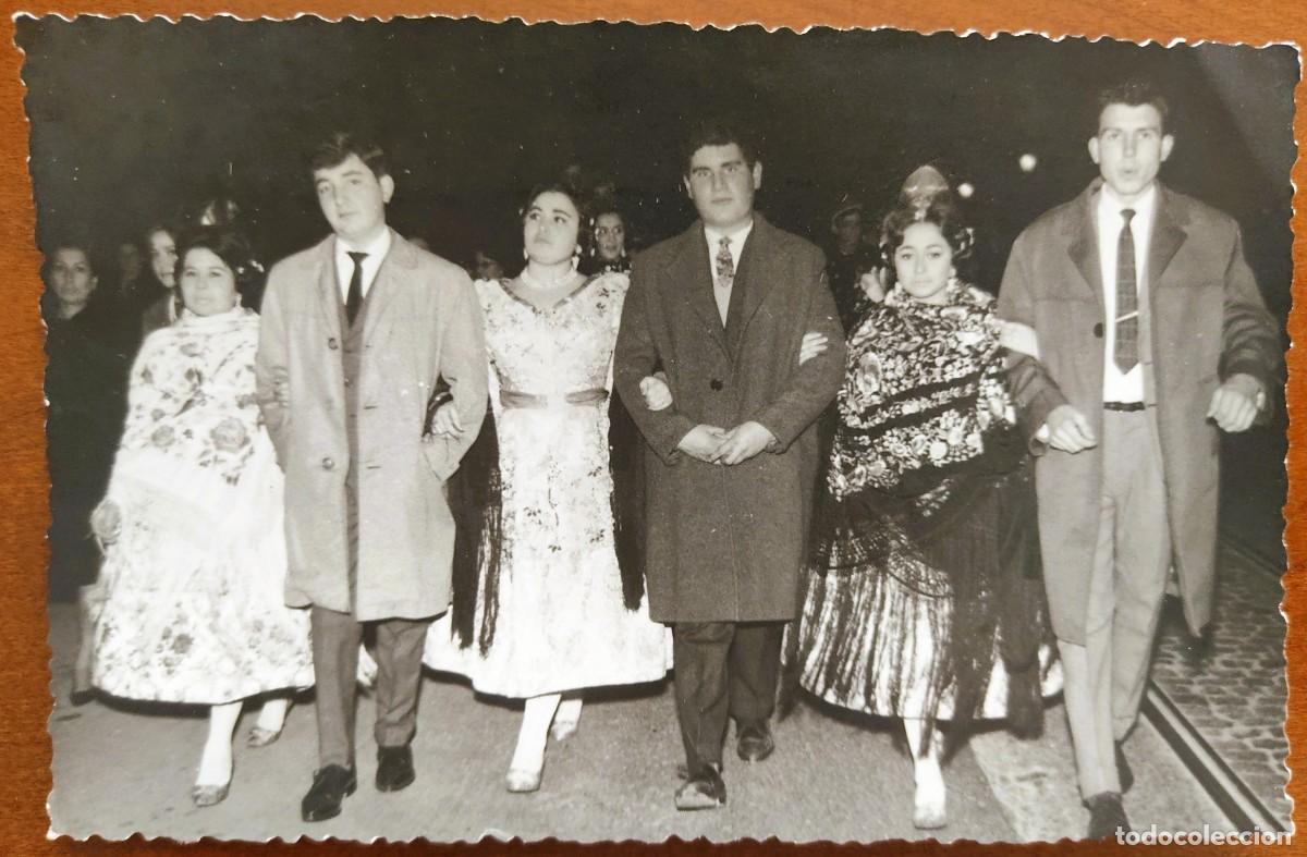 Fotograf&iacute;a antigua: FOTOGRAF&Iacute;A DE J&Oacute;VENES FALLERAS CON PAREJAS A&Ntilde;OS 50-60 - FOT&Oacute;GRAFO SORIANO, VALENCIA