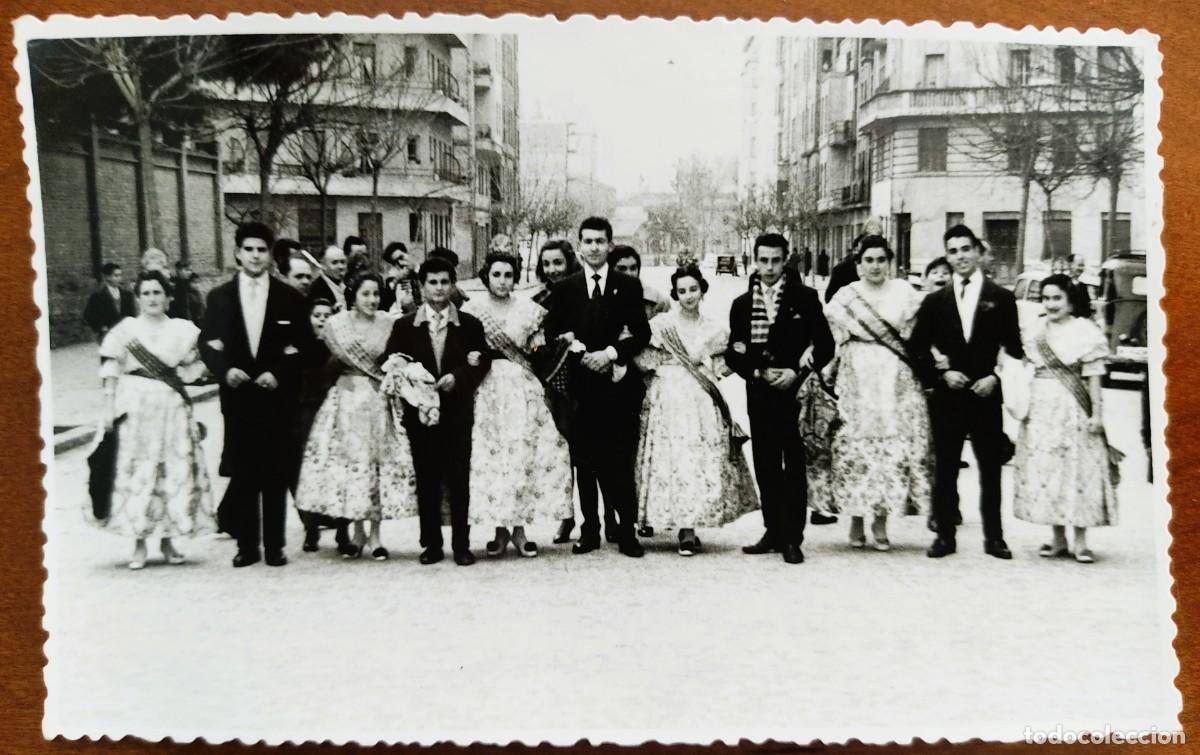 Fotograf&iacute;a antigua: FOTOGRAF&Iacute;A DE J&Oacute;VENES FALLERAS CON PAREJAS A&Ntilde;O 1959 - FOT&Oacute;GRAFO ANTONIO OGALLA, VALENCIA