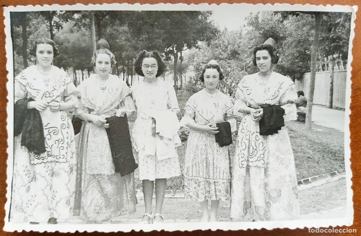 Fotograf&iacute;a antigua: FOTOGRAF&Iacute;A DE J&Oacute;VENES FALLERAS EN ZARAGOZA A&Ntilde;O 1945 - FOT&Oacute;GRAFO ARROYO, ZARAGOZA