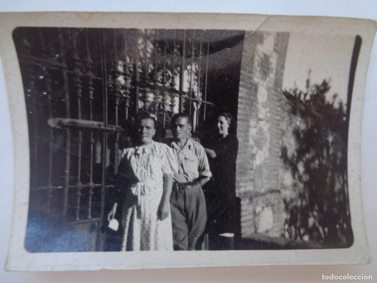 Fotografia antica: POST GUERRA CIVIL : FOTO DE MILITAR Y MUJERES , UNA DE LUTO. 1942