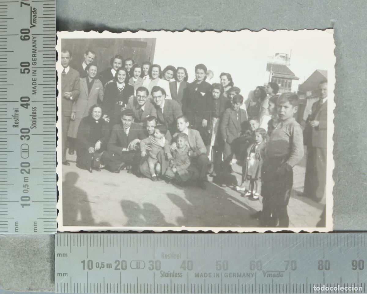 Fotograf&iacute;a antigua: FOTOGRAFIA. grupo de personas en la calle. hacia 1940