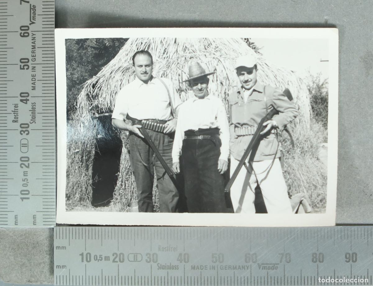 Fotografia antica: FOTOGRAFIA. Hombres con escopetas frente a choza hacia 1940