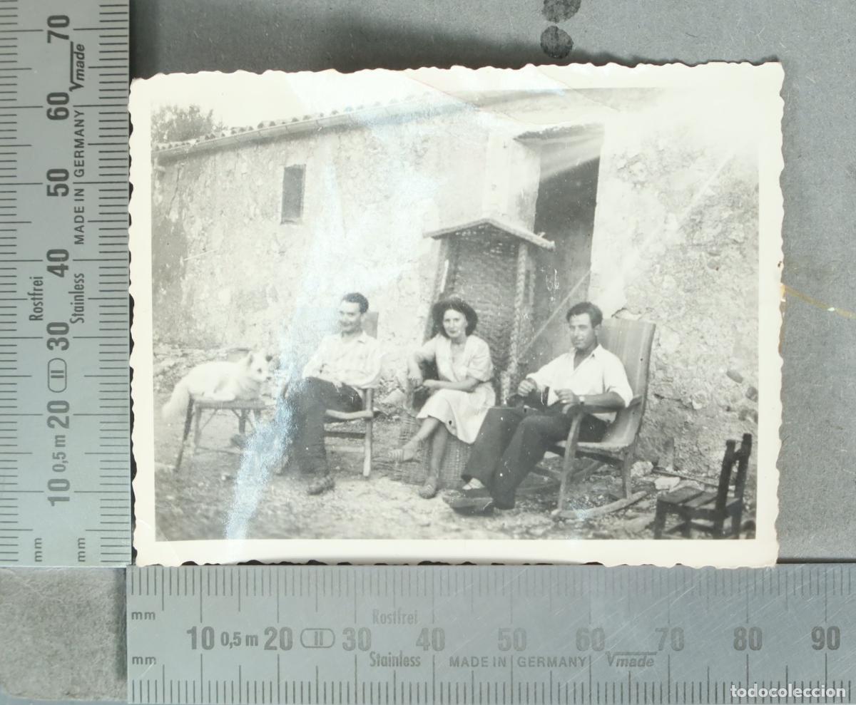 Fotografia antica: FOTOGRAFIA. Grupo de personas con perro frente a una casa. silla mimbre o similar hacia 1940