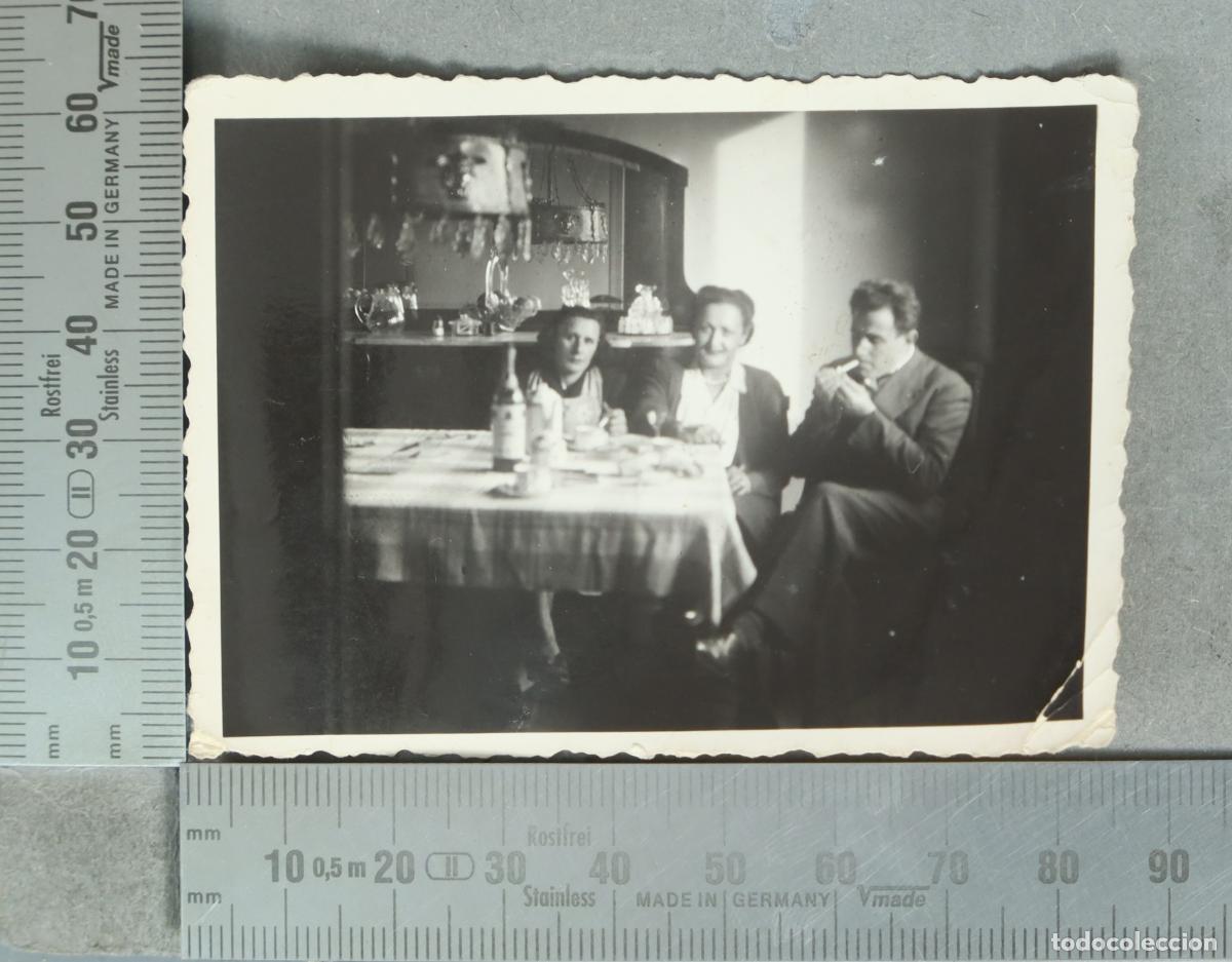 Fotografia antica: FOTOGRAFIA. Personas sentadas en el comedor hacia 1940