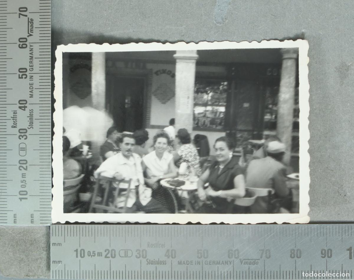 Fotografia antica: FOTOGRAFIA. Grupo de personas en terraza bar. hacia 1940