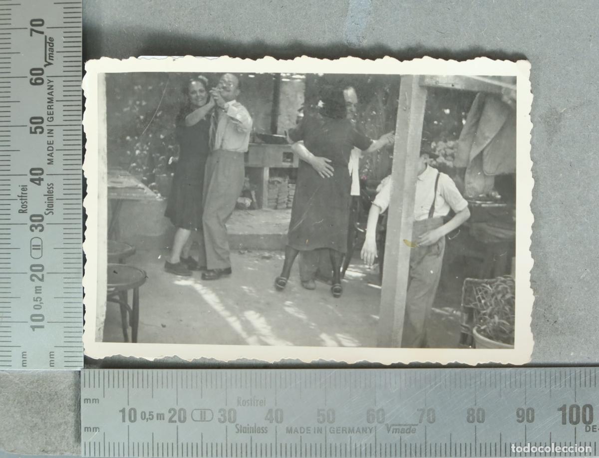Fotografia antiga: FOTOGRAFIA. Parejas bailando en patio hacia 1940