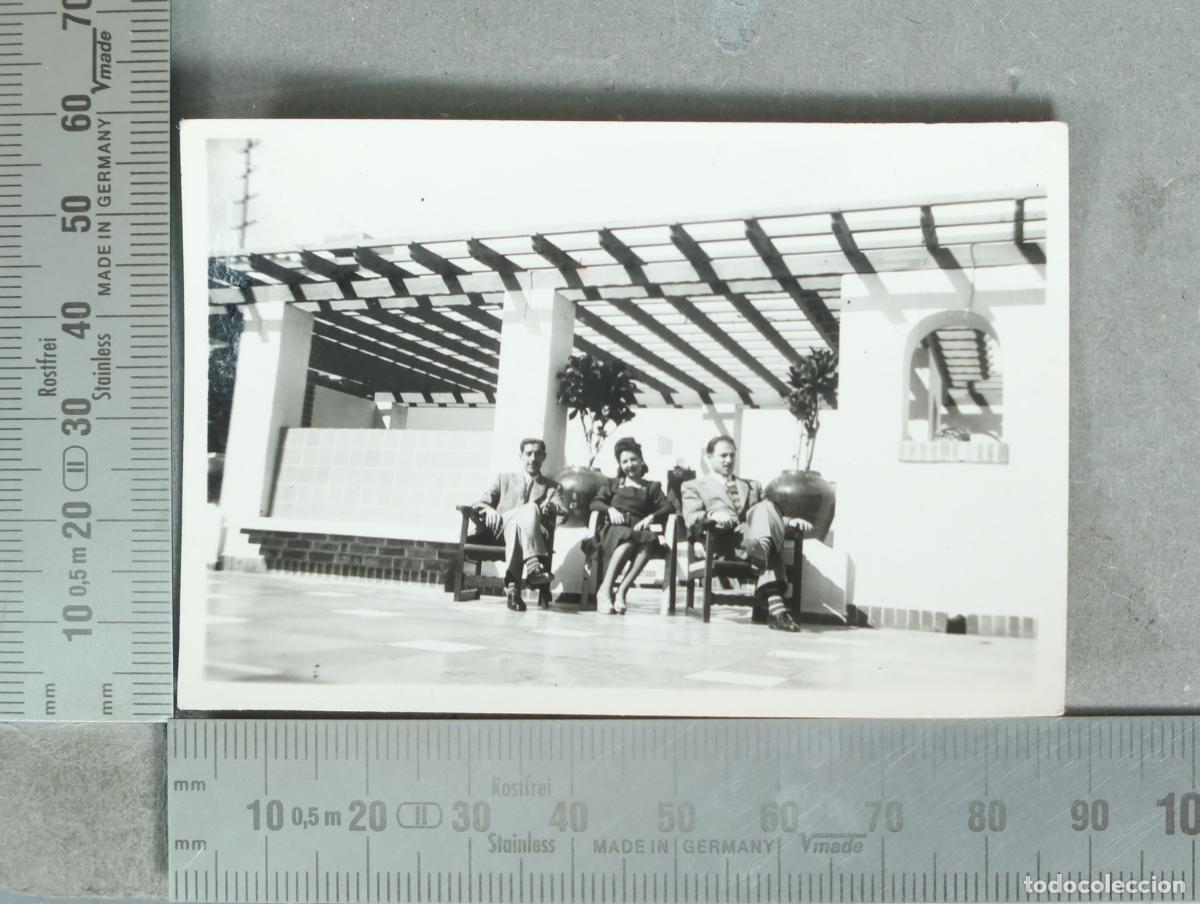 Fotografia antiga: FOTOGRAFIA. Canarias - Grupo de personas en terraza 1946