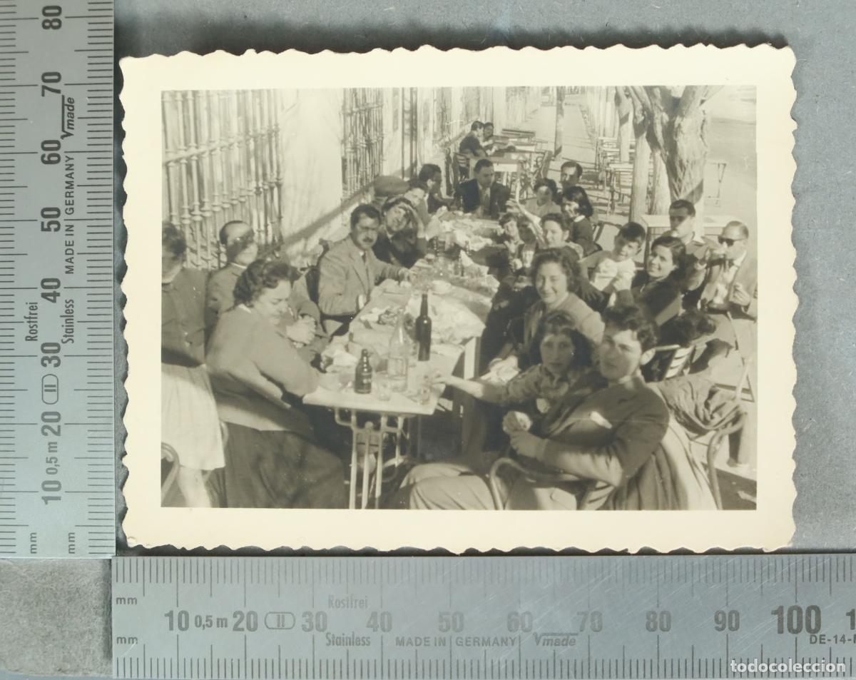 Fotografia antiga: FOTOGRAFIA. Comida popular en terraza bar. hacia 1940
