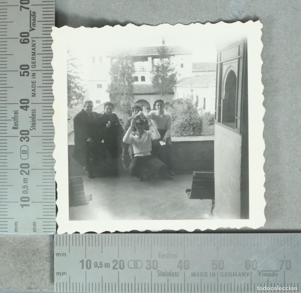 Fotografia antiga: FOTOGRAFIA. Grupo de personas en terraza. &iquest;granada? HACIA 1950