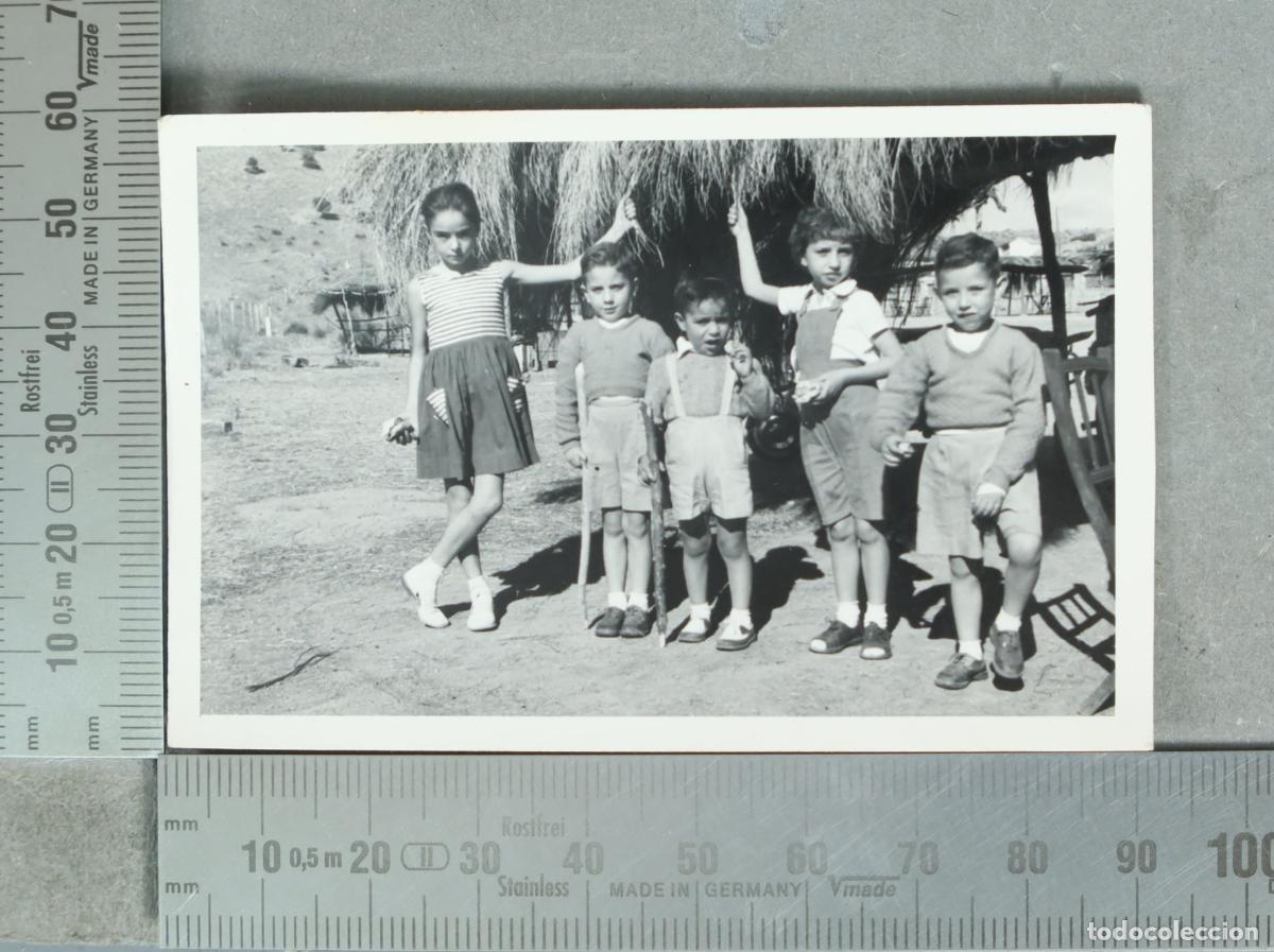 Fotografia antiga: FOTOGRAFIA. Ni&ntilde;os junto a choza de paja merendero hacia 1940