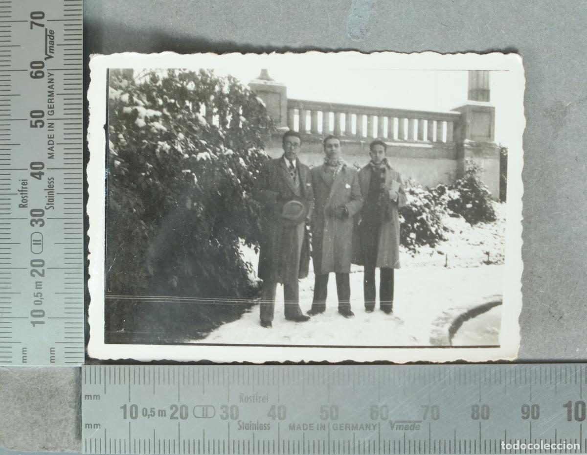 Fotografia antiga: FOTOGRAFIA. Tres hombres en la nieve hacia 1940