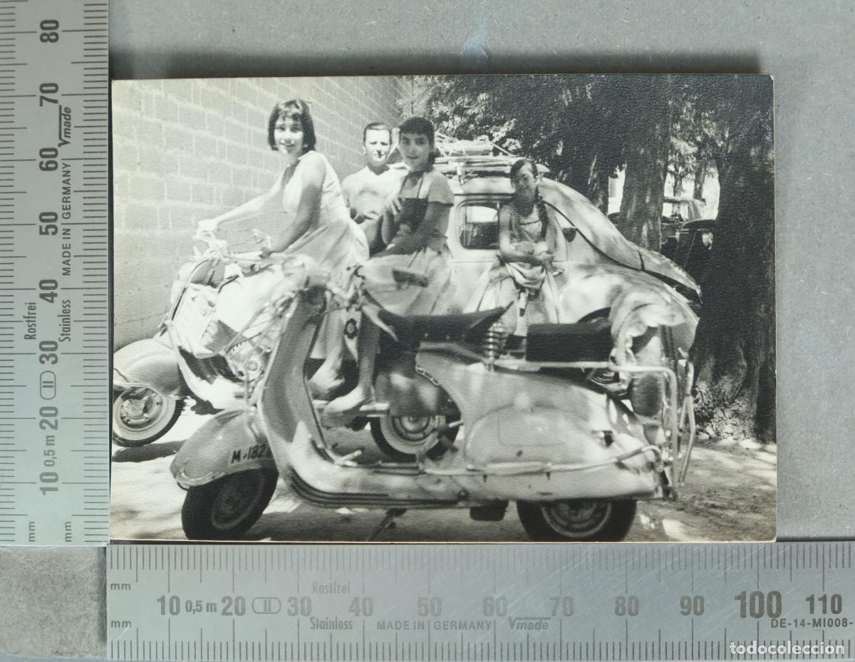 Fotografia antiga: FOTOGRAFIA. Mujeres Jovenes en vespa y coche antiguo