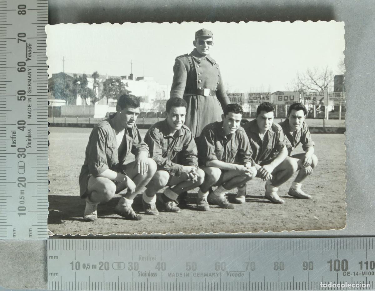 Fotografia antiga: FOTOGRAFIA. Militar con soldados en campo de futbol.&iquest; MALLORCA?. AUTOCARES COMAS