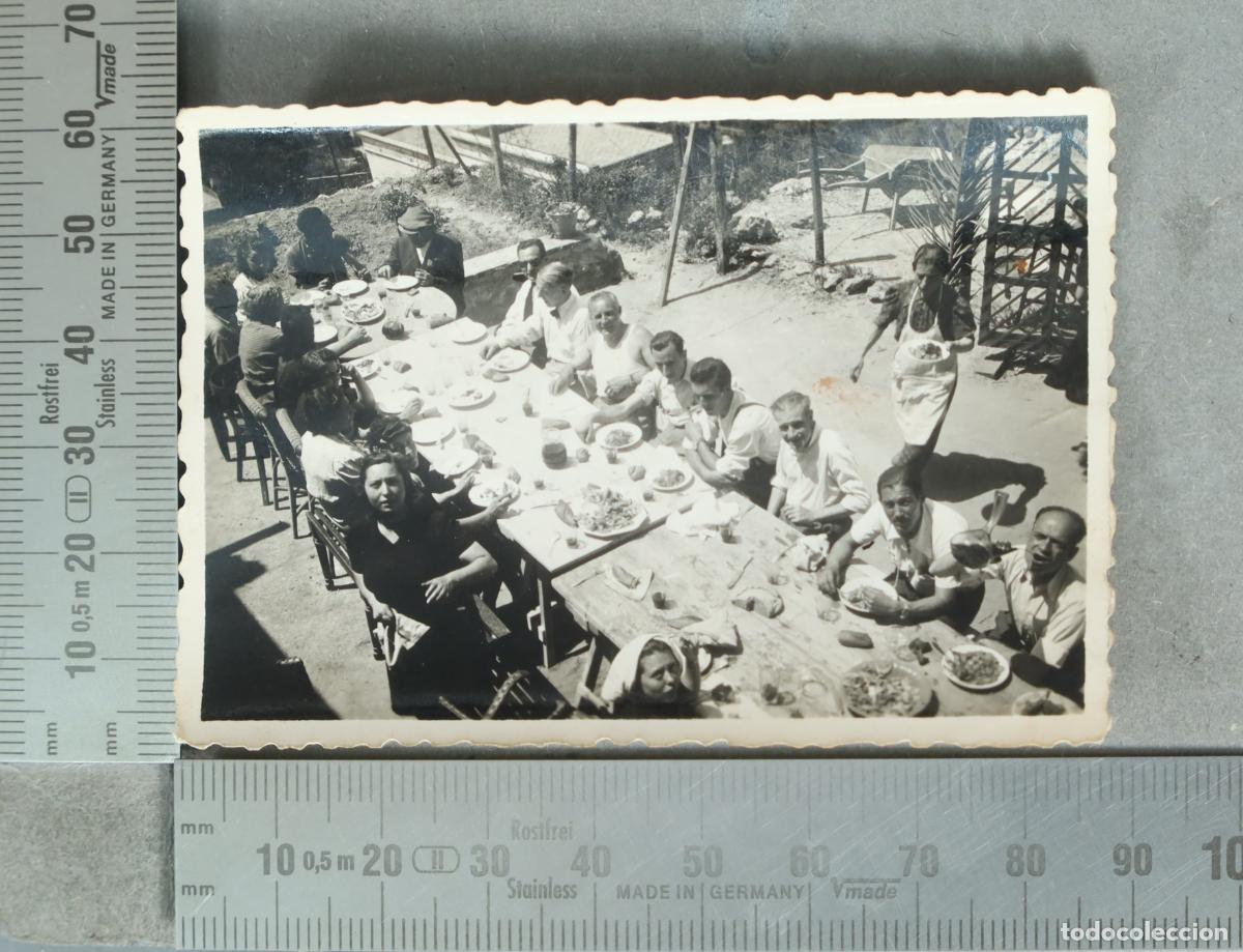 Fotografia antiga: FOTOGRAFIA. Comida familiar al aire libre 1942