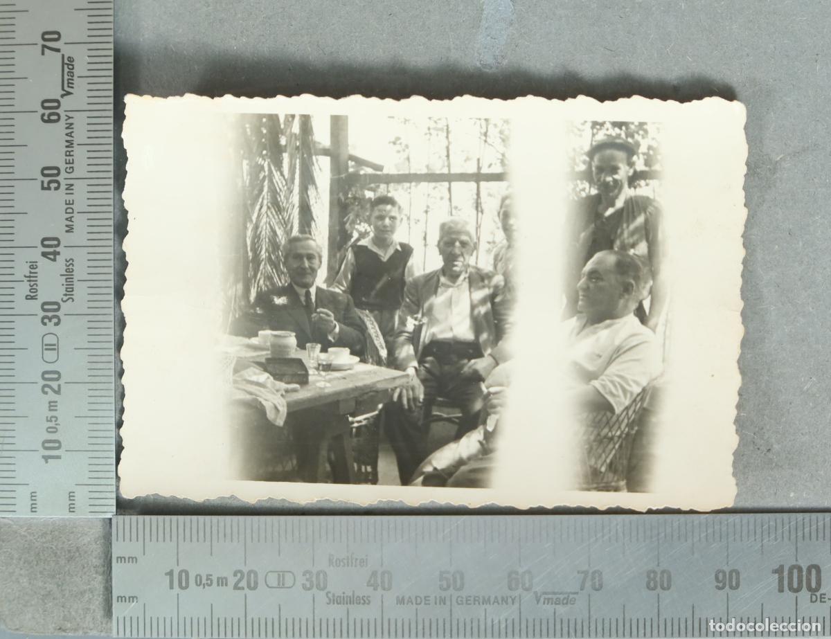 Fotografia antica: FOTOGRAFIA. grupo familiar EN PATIO 1946