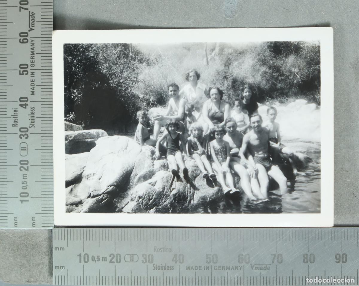 Fotografia antica: FOTOGRAFIA. Grupo familiar junto al rio traje de ba&ntilde;o hacia 1940
