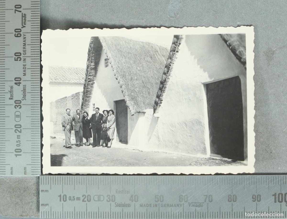 Fotografia antica: FOTOGRAFIA. personas junto a barracas valencianas hacia 1940