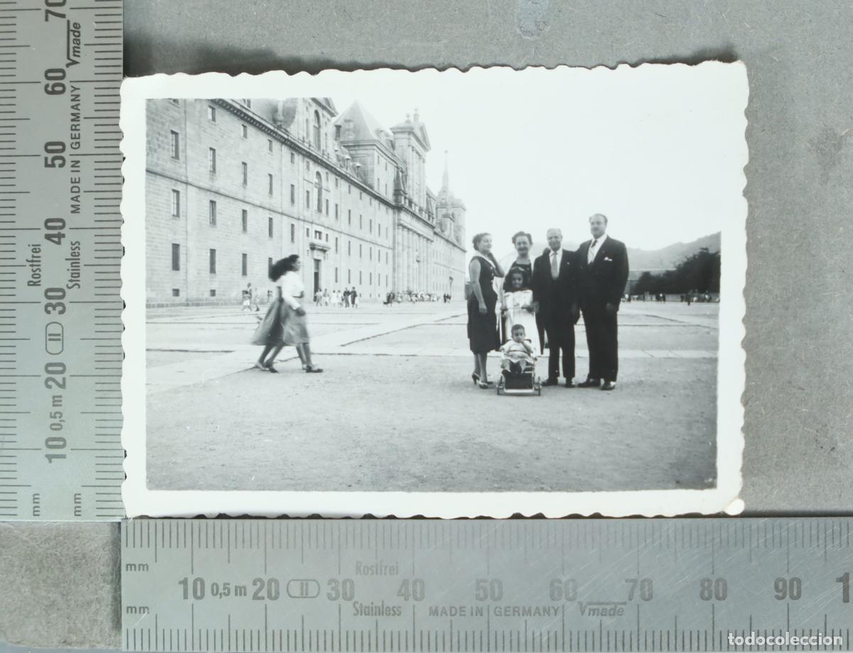 Fotografia antica: FOTOGRAFIA. El Escorial - Familia posando hacia 1940