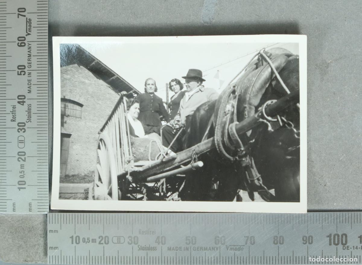 Fotografia antica: FOTOGRAFIA. Personas en carro de caballos hacia 1940