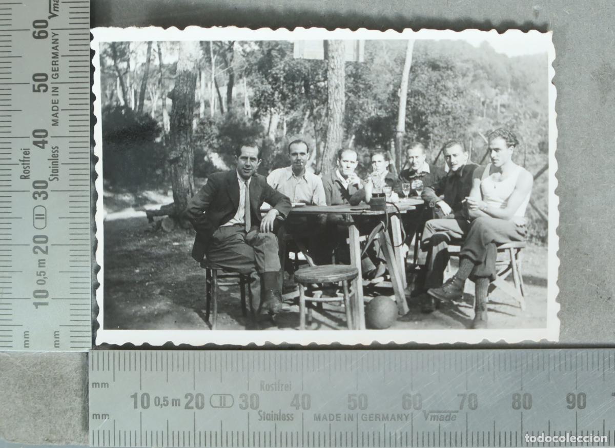 Fotografia antica: FOTOGRAFIA. Grupo de hombres sentados al aire libre. con balon de futbol 1942