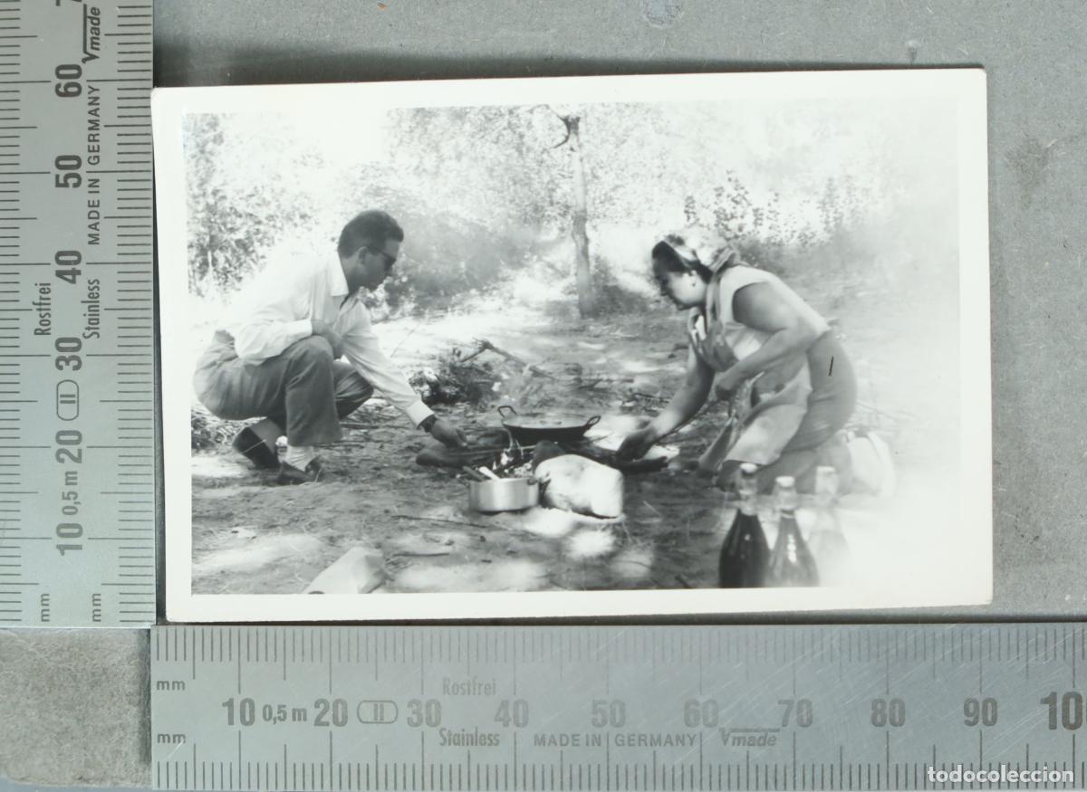 Alte Fotografie: FOTOGRAFIA. Hombre y mujer cocinando al aire libre hacia 1940