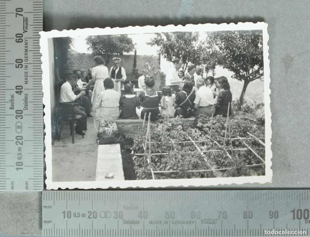 Alte Fotografie: FOTOGRAFIA. celebracion en patio con huerto. hacia 1930
