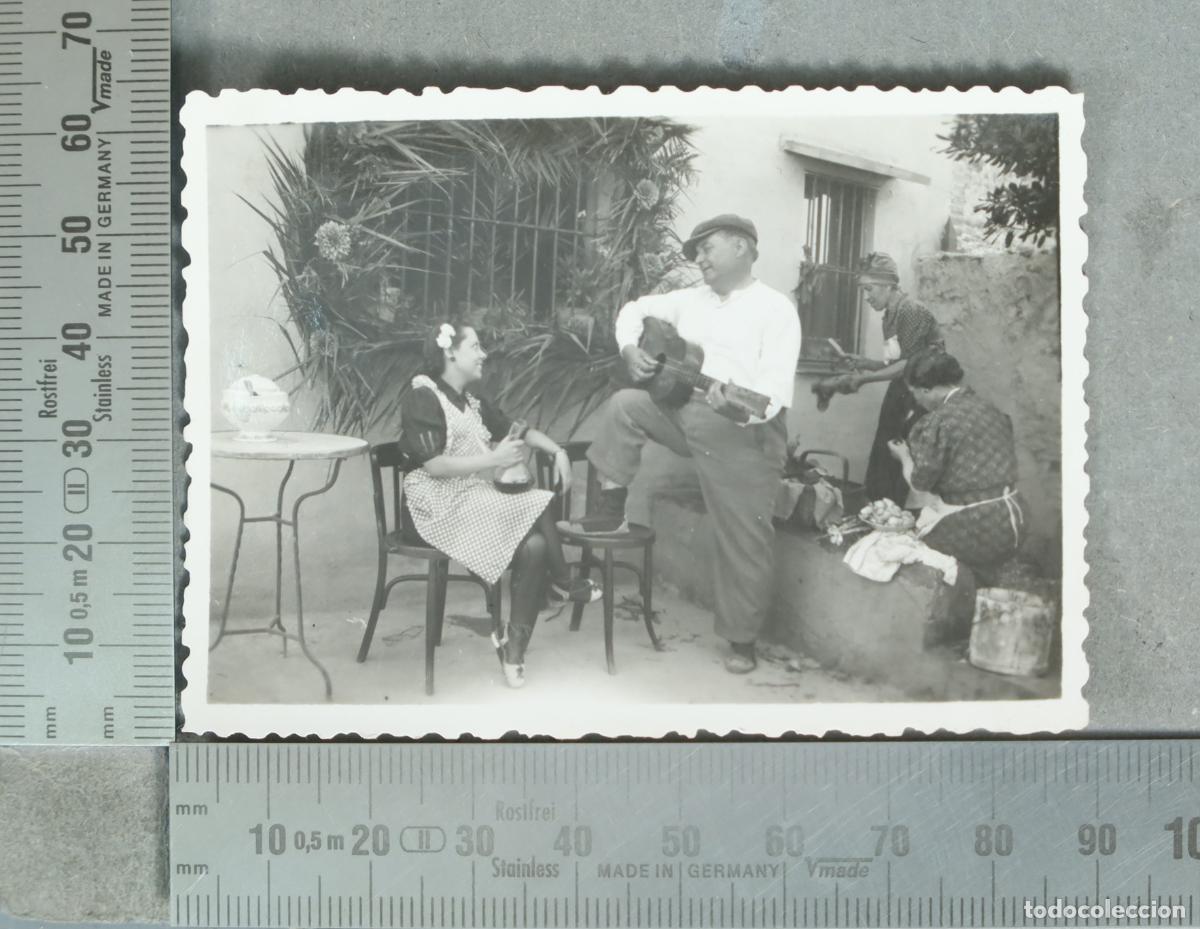 Alte Fotografie: FOTOGRAFIA. Escena popular en patio con guitarrista y mujeres hacia 1930