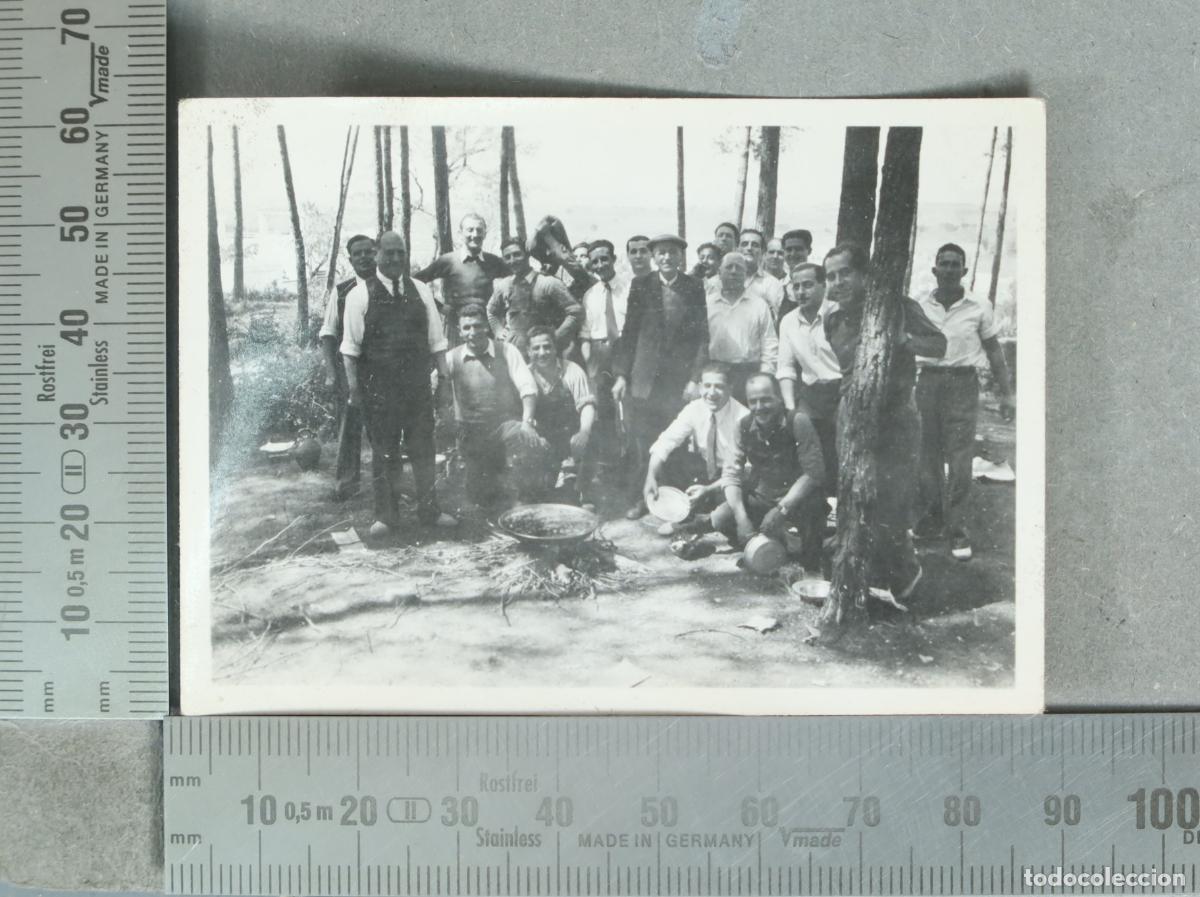 Fotograf&iacute;a antigua: FOTOGRAFIA. Grupo de hombres en el campo cocinando hacia 1940