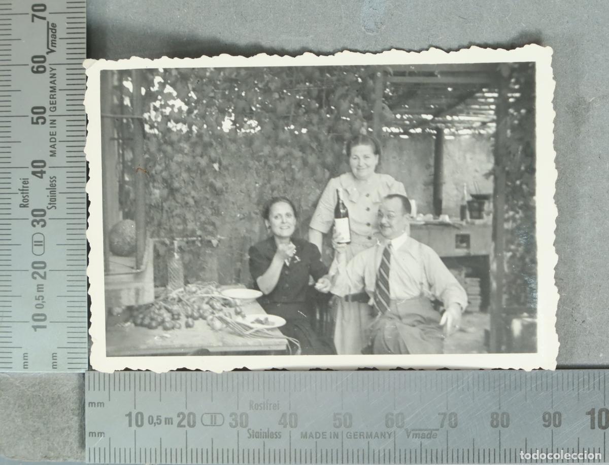 Fotograf&iacute;a antigua: FOTOGRAFIA. familia con botella de vino hacia 1940